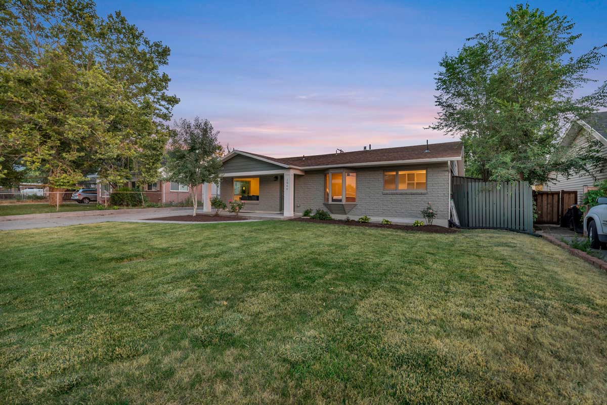 Front View of the 1044 E 5600 S Murray, UT